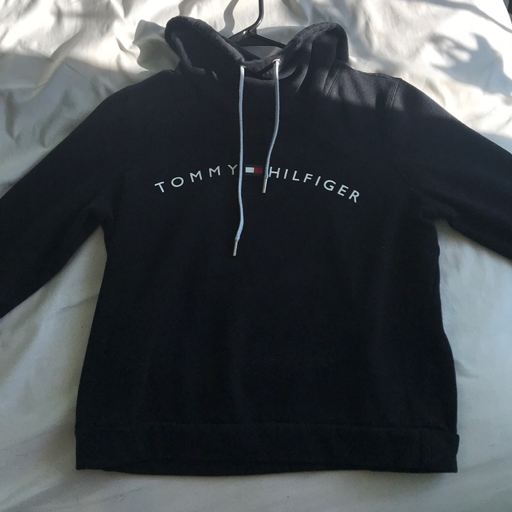 Black Timmy Hilfiger sweatshirt